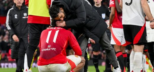 Man Utd: Zirkzee reaction ‘spotted’ after ‘touchline antics’ from coach