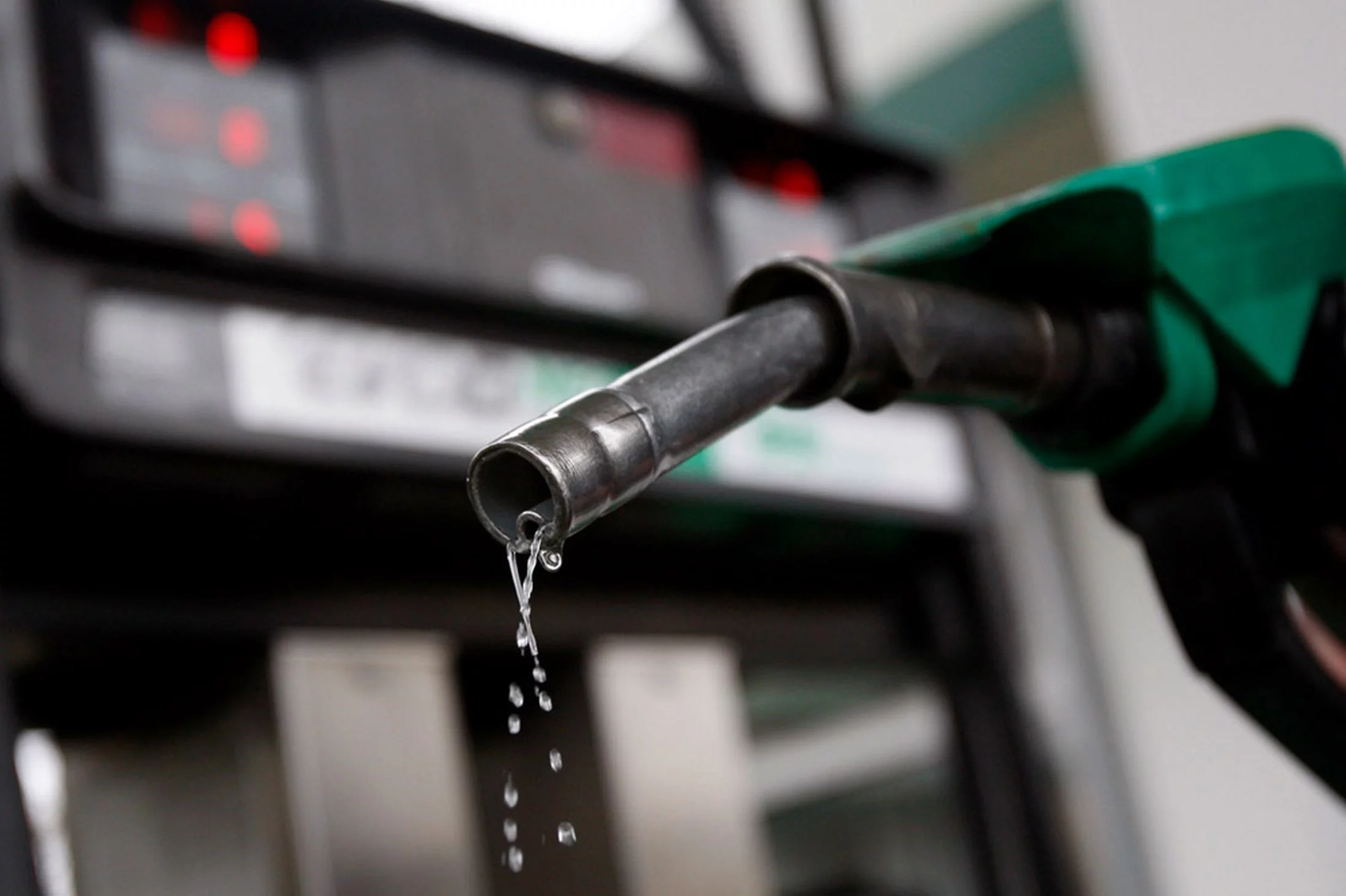 NNPCL reduces fuel price as Dangote Refinery supply glitch eases